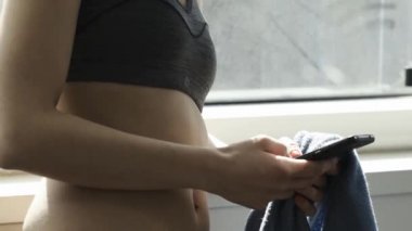 Fitness apps kullanan kadın