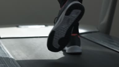 Koşu bandı üzerinde çalışan kadın