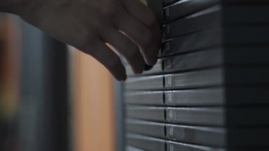 Bir ağırlık eğitim makine kullanan kadın