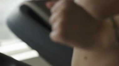 Kadının koşu bandı üzerinde bir kardiyo egzersiz yapması
