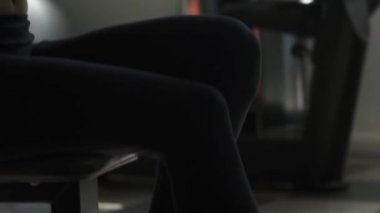 Bir ara ve içme suyu sahip spor salonunda kadın