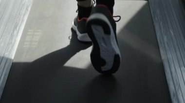 Kadının spor salonunda treadmill egzersiz yapması