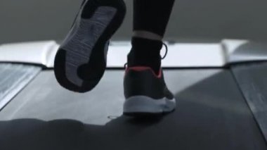 Kadının spor salonunda treadmill egzersiz yapması