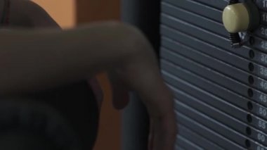 Bir ağırlık eğitim makine kullanan kadın