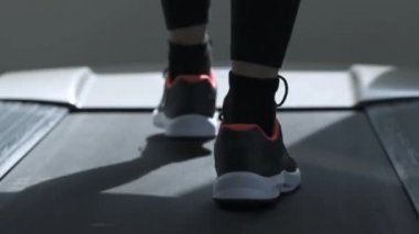 Kadının spor salonunda treadmill egzersiz yapması