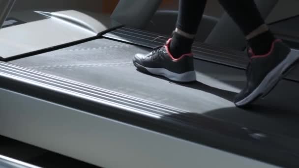 Σπορ γυναίκα κάνει μια προπόνηση treadmill — Αρχείο Βίντεο