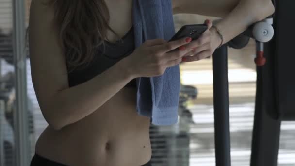 Femme sportive bavarder avec son téléphone — Video