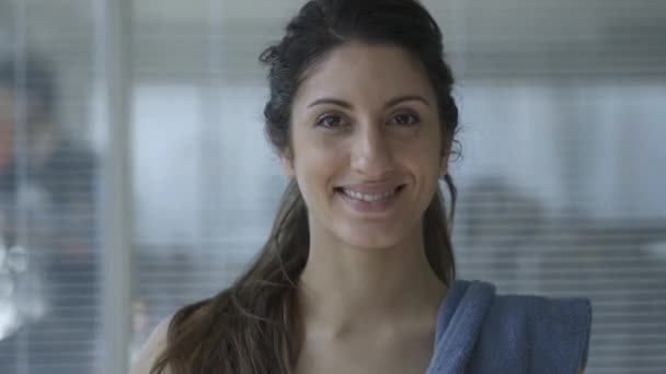 체육관에서 행복 한 여자 — 비디오