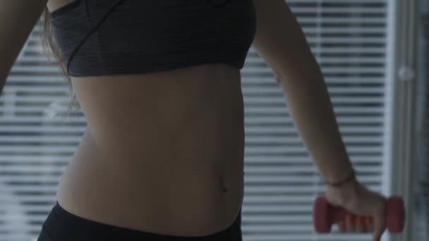 Deportiva mujer haciendo ejercicio con pesas — Vídeos de Stock