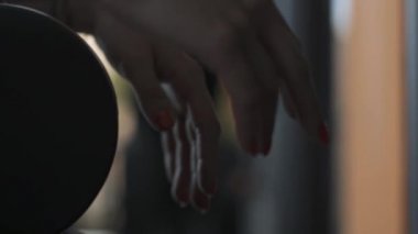 Bir ağırlık eğitim makine kullanan kadın