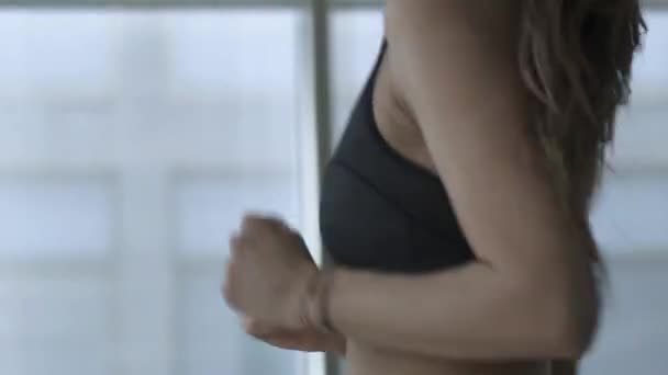 Mulher fazendo um exercício cardio na esteira — Vídeo de Stock