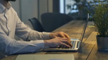 bir dizüstü bilgisayarda yazarak ofis çalışanı