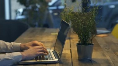 İş adamları coworking uzayda