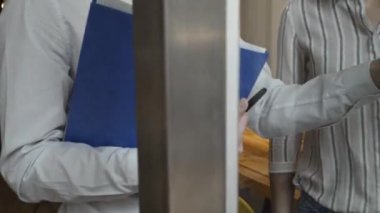 Ofiste çalışan ve planlama iş adamları