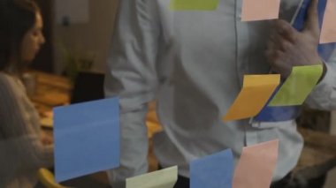 ofiste çalışan genç iş takım