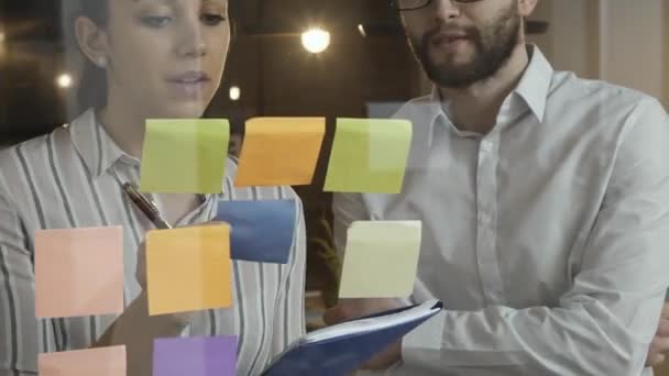 Gente de negocios trabajando en la oficina y la planificación — Vídeo de stock