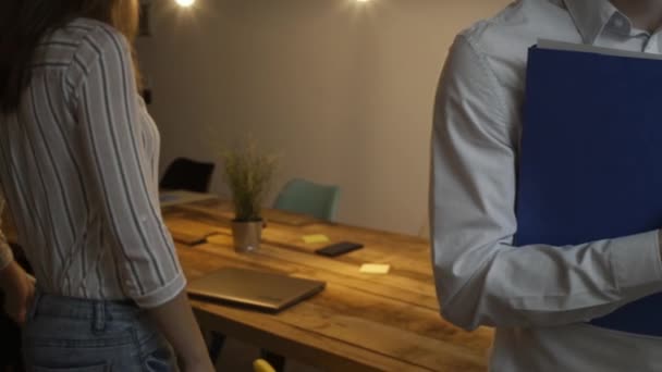 jeunes gens d'affaires travaillant dans le bureau