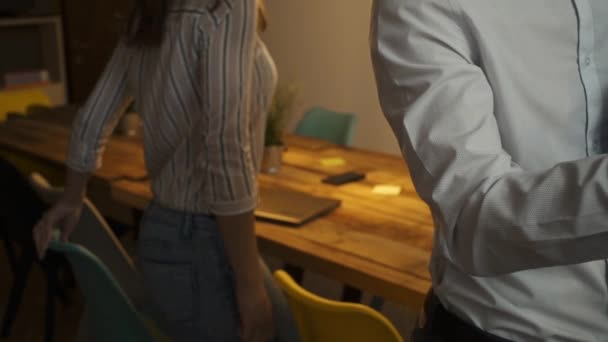 jeunes gens d'affaires travaillant dans le bureau