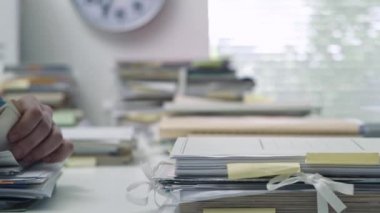 İçinde yazıhane eğe ve evrak, işletme ve yönetim kavramı yığınları ile çalışan