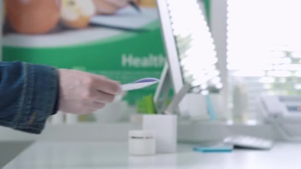 Paciente Farmácia Ele Está Dando Uma Receita Para Farmacêutico Ela — Vídeo de Stock