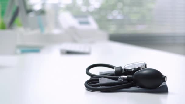 专业女医生在办公室遇到一个病人 她给他开了一份高血压处方 在前景上血压计 — 图库视频影像
