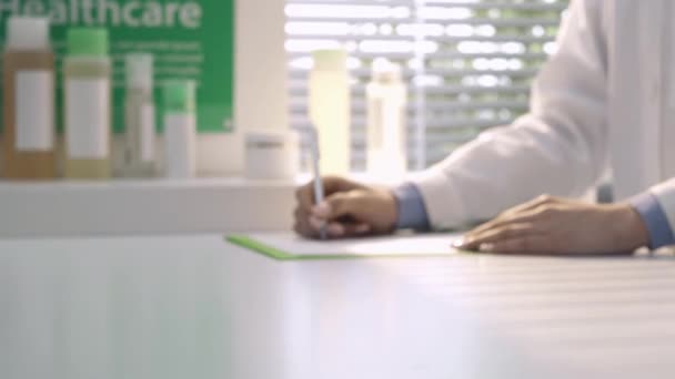 研究室で働いて 薬学の概念に処方 乳鉢と乳棒を書くプロの薬剤師 — ストック動画