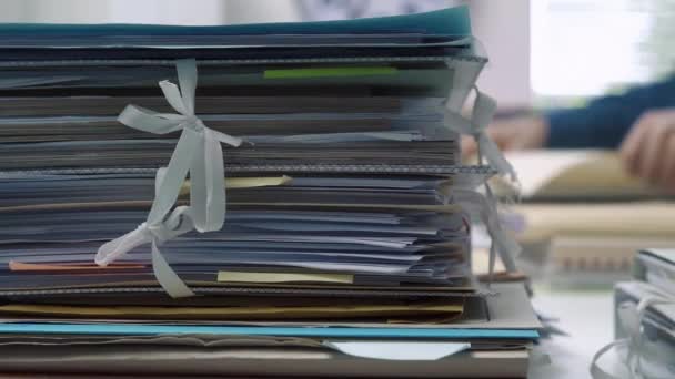 Employé Travaillant Dans Bureau Avec Des Piles Dossiers Documents Administration — Video