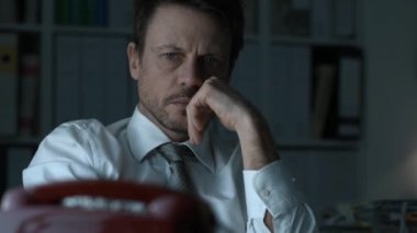 Vintage bir telefon numarası çevirmeden işadamı