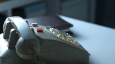 Vintage bir telefon numarası çevirmeden işadamı