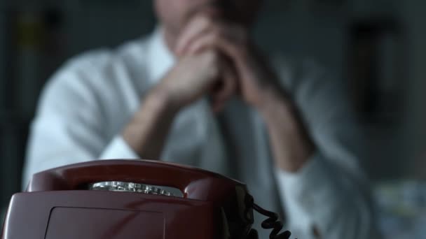 Zakenman een nummer op een vintage telefoon — Stockvideo
