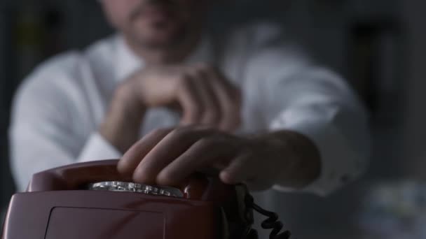 Бизнесмен набирает номер на старинном телефоне — стоковое видео
