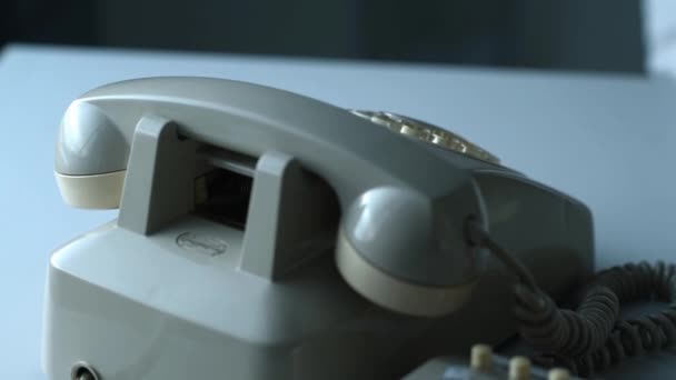 Geschäftsmann wählt eine Nummer auf einem Oldtimer-Handy — Stockvideo