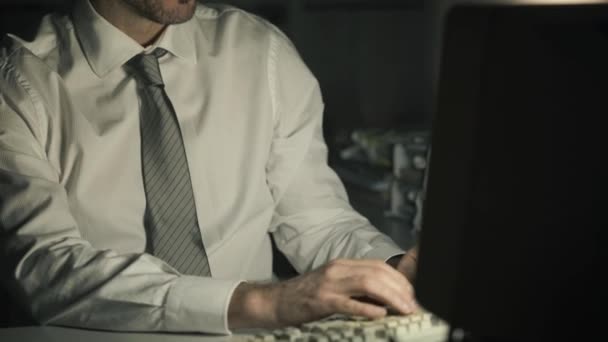 Втомився бізнесмен працює в офісі вночі — стокове відео