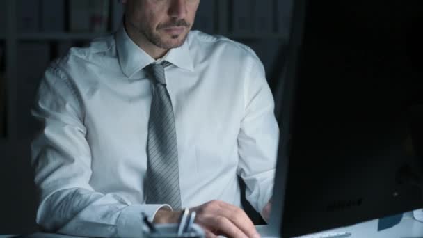 Homme d'affaires travaillant avec un ordinateur et ayant des douleurs au cou — Video