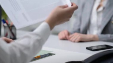 iş adamları bir sözleşme imzalama