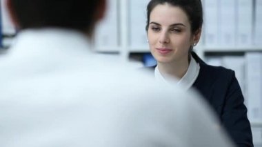 Çak bir beşlik veren ofis çalışanları