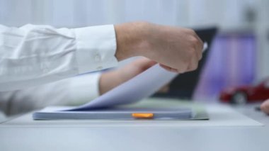 Bir araba satın alma ve sözleşmenin imzalandığı kadın