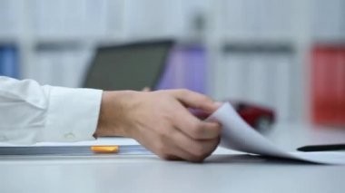 Bir araba satın alma ve sözleşmenin imzalandığı kadın