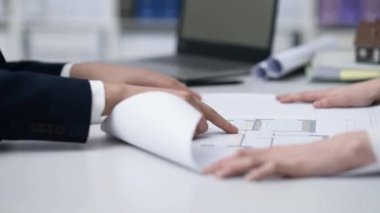Emlakçı bir saray projesi bir müşteriye gösterilen