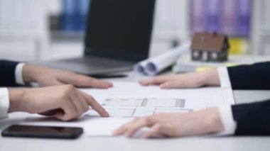 Emlakçı bir saray projesi bir müşteriye gösterilen