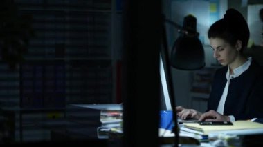 Çalışma gece ofiste iş adamları