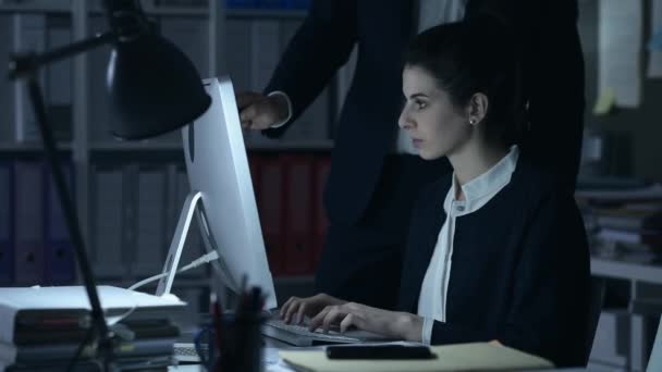 Dirigeants d'entreprise travaillant la nuit 