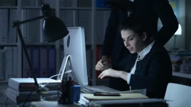 Tembel bir çalışanı uyanma patron