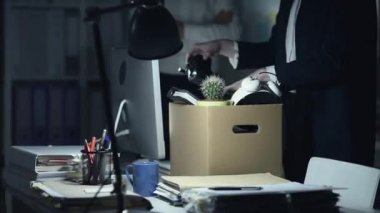 Ateş çalışan eşyalarını paketleme