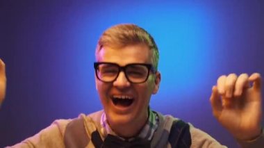 Neşeli inek gözlüklü dans ve parti tek başına, o mutlu ve having fun