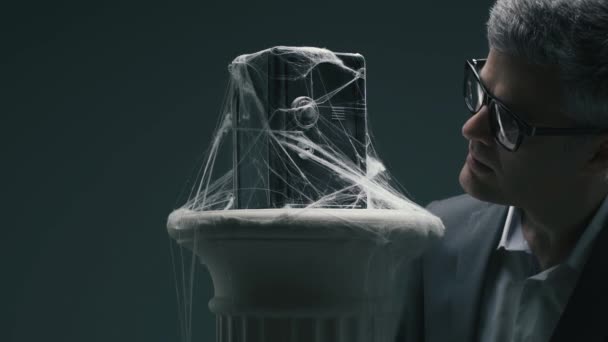 Разочарованный Бизнесмен Смотрит Пыльный Сейф Покрытый Паутиной Замороженными Фондами Неудачной — стоковое видео