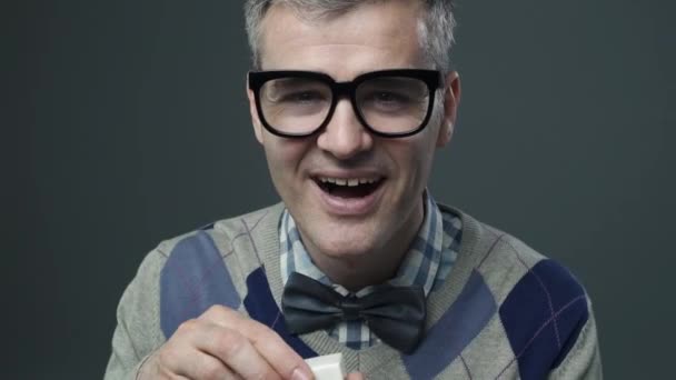 Смішний Ботанік Дає Обручку Шлюбну Пропозицію Своїй Дівчині Він Щасливий — стокове відео