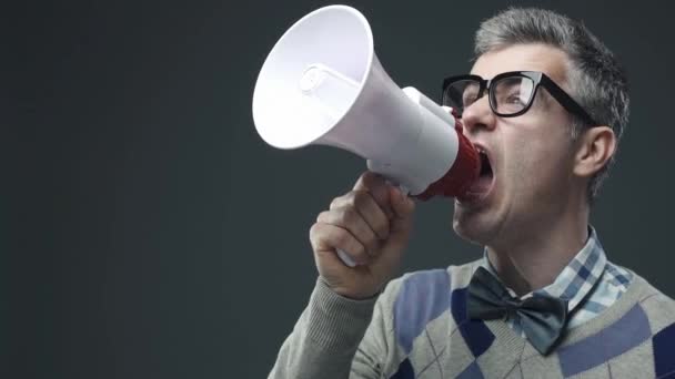 Nerd Cara Engraçado Gritando Uma Mensagem Anúncio Usando Megafone Marketing — Vídeo de Stock