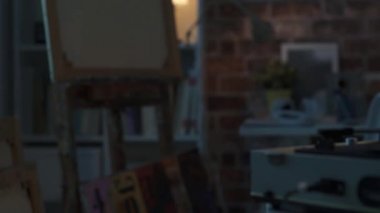 Genç sanat öğrencisi onun Studio bir eskiz defteri çizim ahşap bir manken, sanat ve yaratıcılık kavramı kullanarak insan figürü tasvir