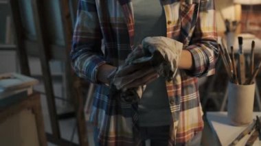 Genç kadın sanatçısı ve ressam onun Studio, ellerini kullanarak bir bez, sanat ve el sanatları kavramı temizliyor